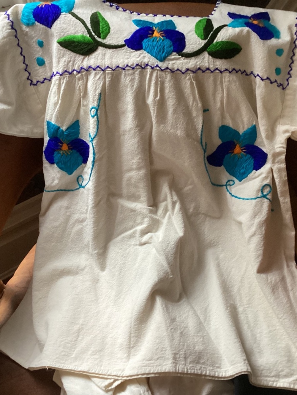 Adorable embroidered Mexican Blouse like new large